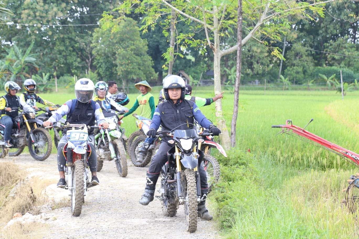 Bupati Lamongan, Yuhronur Efendi dan Dandim 0812 Lamongan, Letkol Kav Endi Siswanto Yusuf ngetrail pantau ketahanan pangan, khususnya beras (Foto: Dinas Kominfo Lamongan)