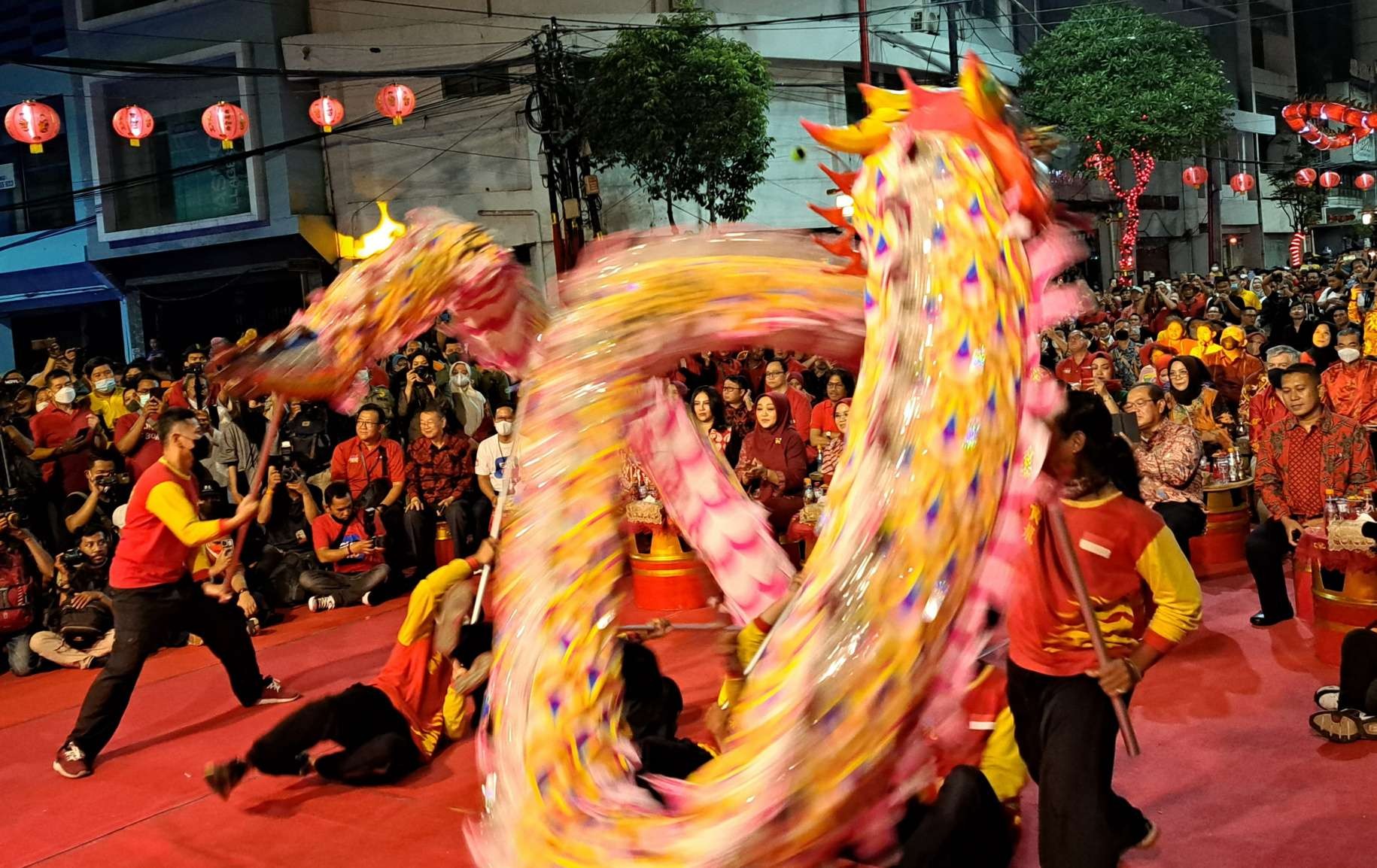 Pertunjukan Liang Liong di kawasan Kembang Jepun Surabaya saat perayaan Imlek. (Foto: Pita Sari/Ngopibareng.id)