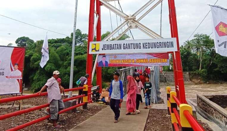 Jembatan Gantung Kedungringin menjadi penghubung dua dusun sekaligus destinasi wisata alternatif. (Foto: Istimewa)