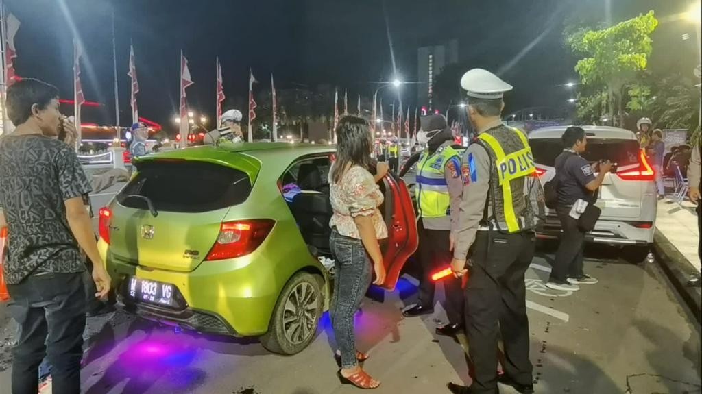 Pihak kepolisian saat operasi di Jalan Gubernur Suryo (Foto: dok. Polrestabes Surabaya)