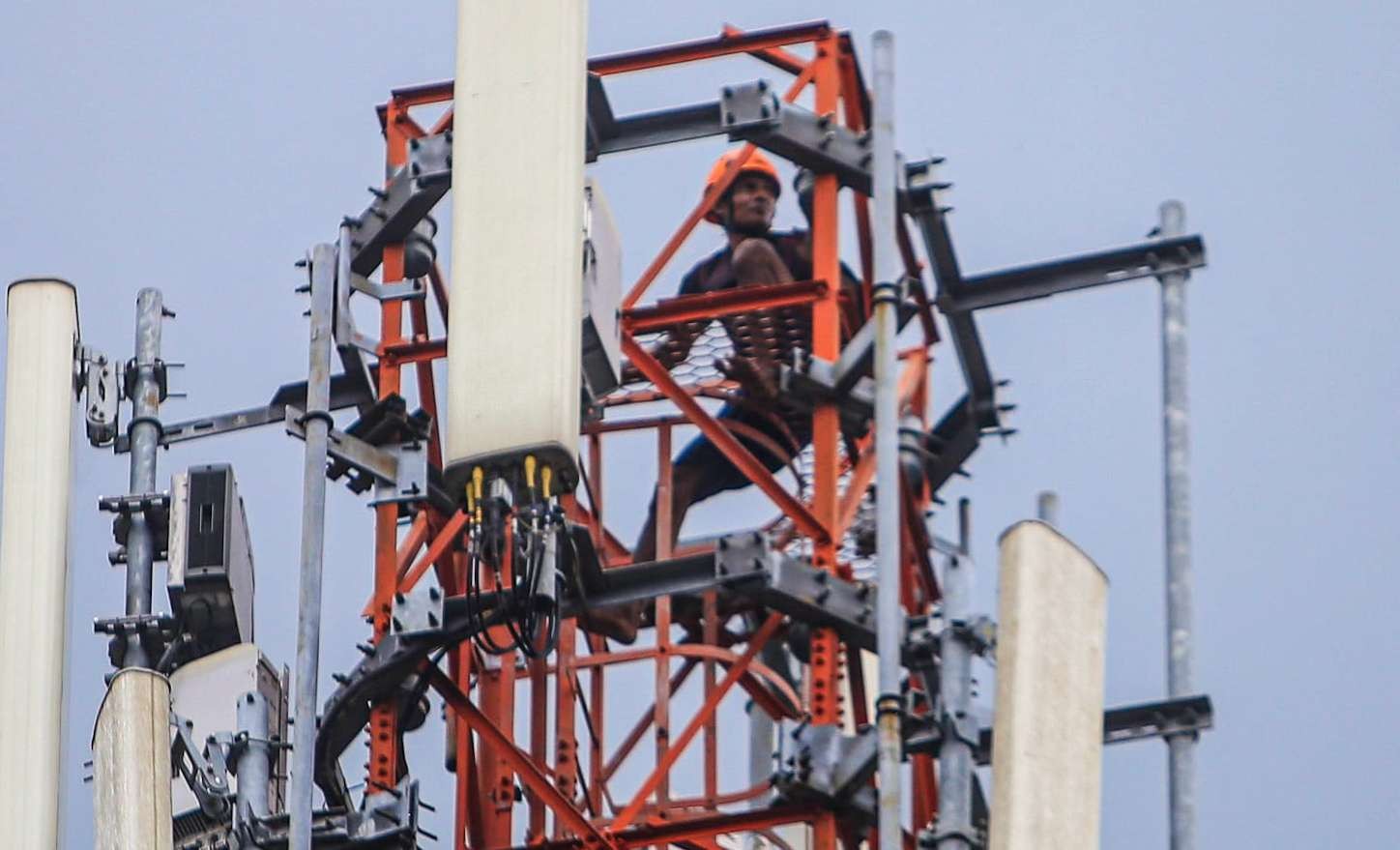 Pria tak dikenal naik tower setinggi 42 meter di Sidoarjo (foto : Aini/Ngopibareng.id)