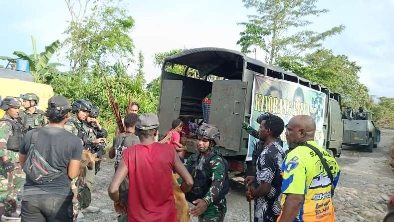 TNI-Polri mengevakuasi warga Paro Nduga setelah mendapat ancaman dari KKB. (Foto: Ant)