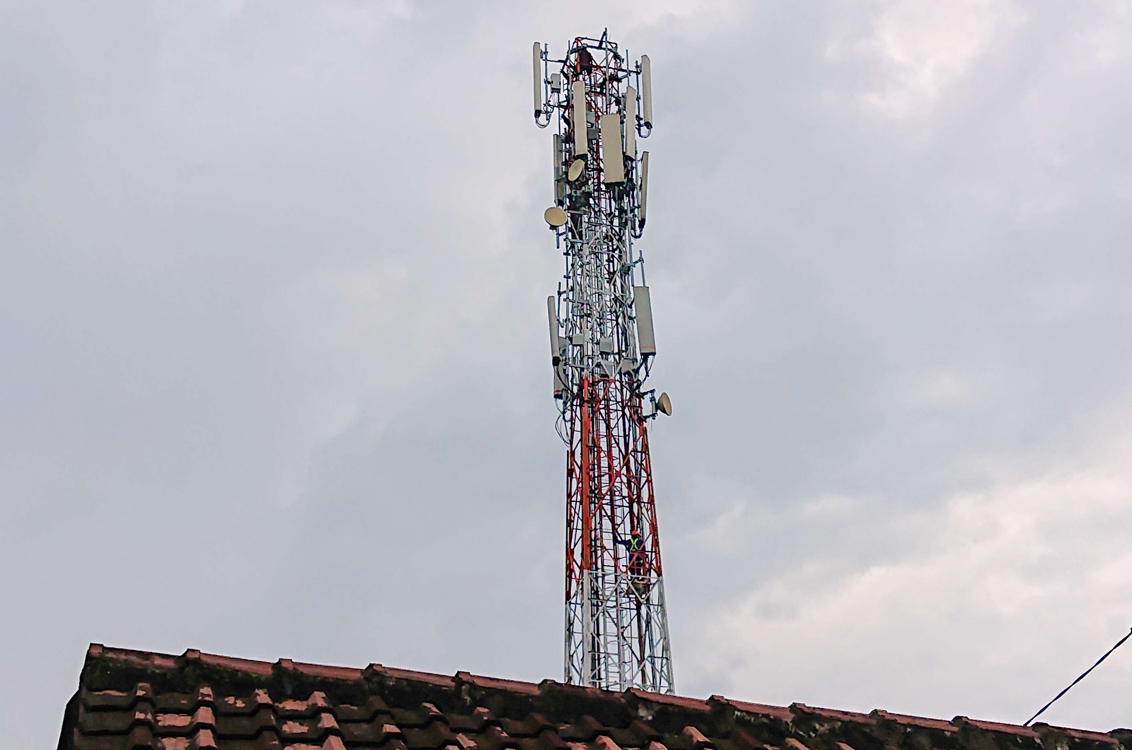 Tower BTS setinggi 42 meter di Sidoarjo tempat Agus ingin melakukan percobaan bunuh diri. (foto : Aini/Ngopibareng.id)