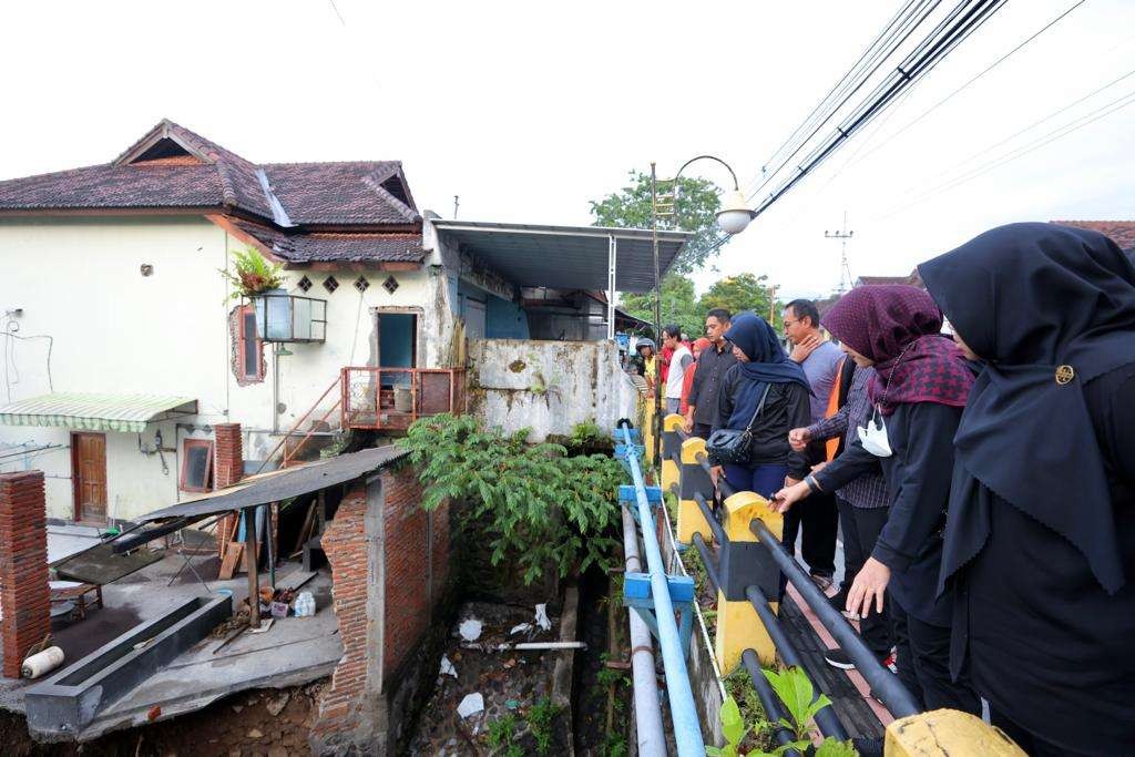 Bupati Banyuwangi Ipuk Fiestiandani meninjau rumah warga yang ambruk akibat plengsengan sungai longsor. (Foto: Humas Pemkab Banyuwangi)