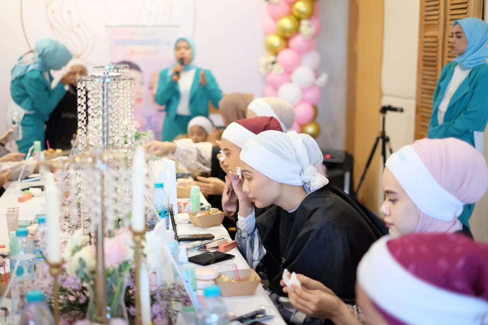 Make up class sesuai tren 2023 mengusung warna cerah. (Foto: Pita Sari/Ngopibareng.id)