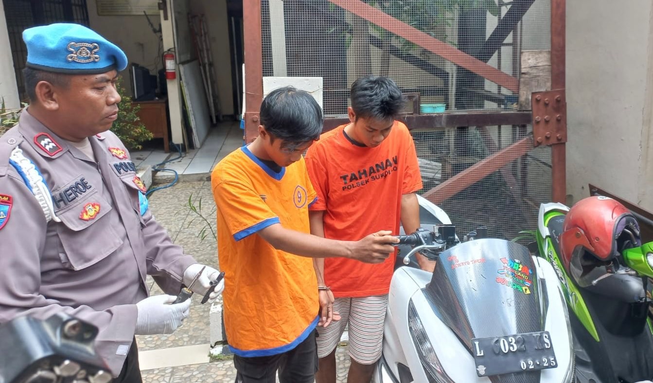 Kedua pelaku curanmor saat meragakan aksinya di Polsek Sukolilo (Foto: Andhi Dwi/Ngopibareng.id)