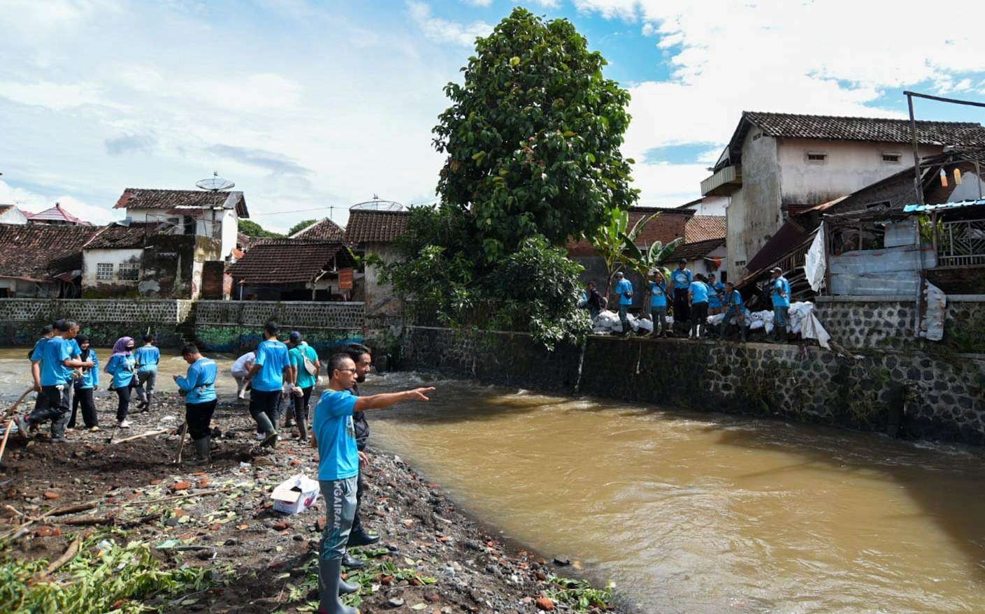 Kepala Dinas Pekerjaan Umum Pengairan Banyuwangi meninjau bantaran Sungai Kalilo (foto: istimewa)