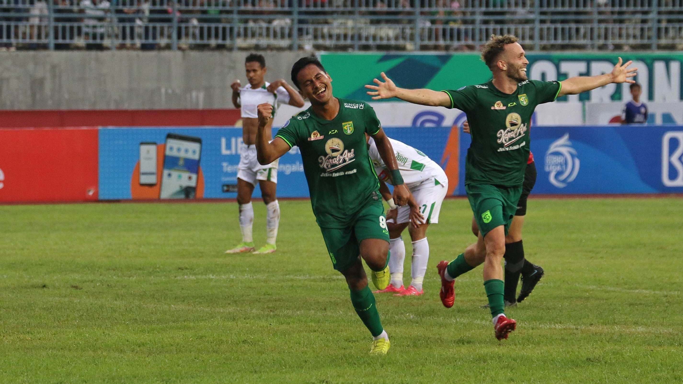 Pemain Persebaya, Januar Eka melakukan selebrasi usai menjebol gawang PSS Sleman dalam pertandingan di Stadion Gelora Joko Samudro, Gresik, Senin 13 Februari 2023. (Foto: Fariz Yarbo/Ngopibareng.id)