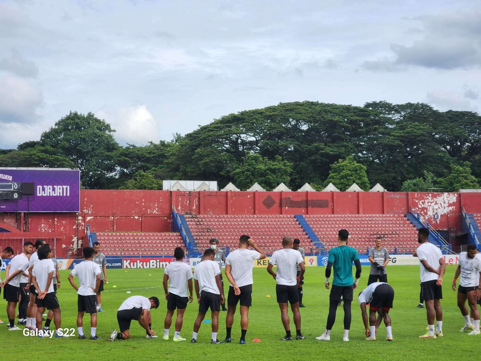 Sehari menjelang laga lawan Persik Kediri, Bali United jajal Stadion Brawijaya Kediri. (Foto: Istimewa)