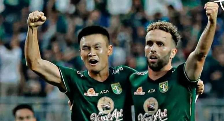 Dua motor permainan Persebaya, Sho Yamamoto (kiri) dan Ze Valente, tampil impresif saat Persebaya kalahkan PSS Sleman 4-2. (Foto: Instagram/@persebayamatch)