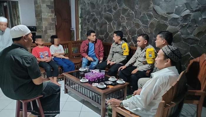 Polisi saat melakukan musyawarah dengan keluarga korban (Foto: Dok Polsek Patrang)