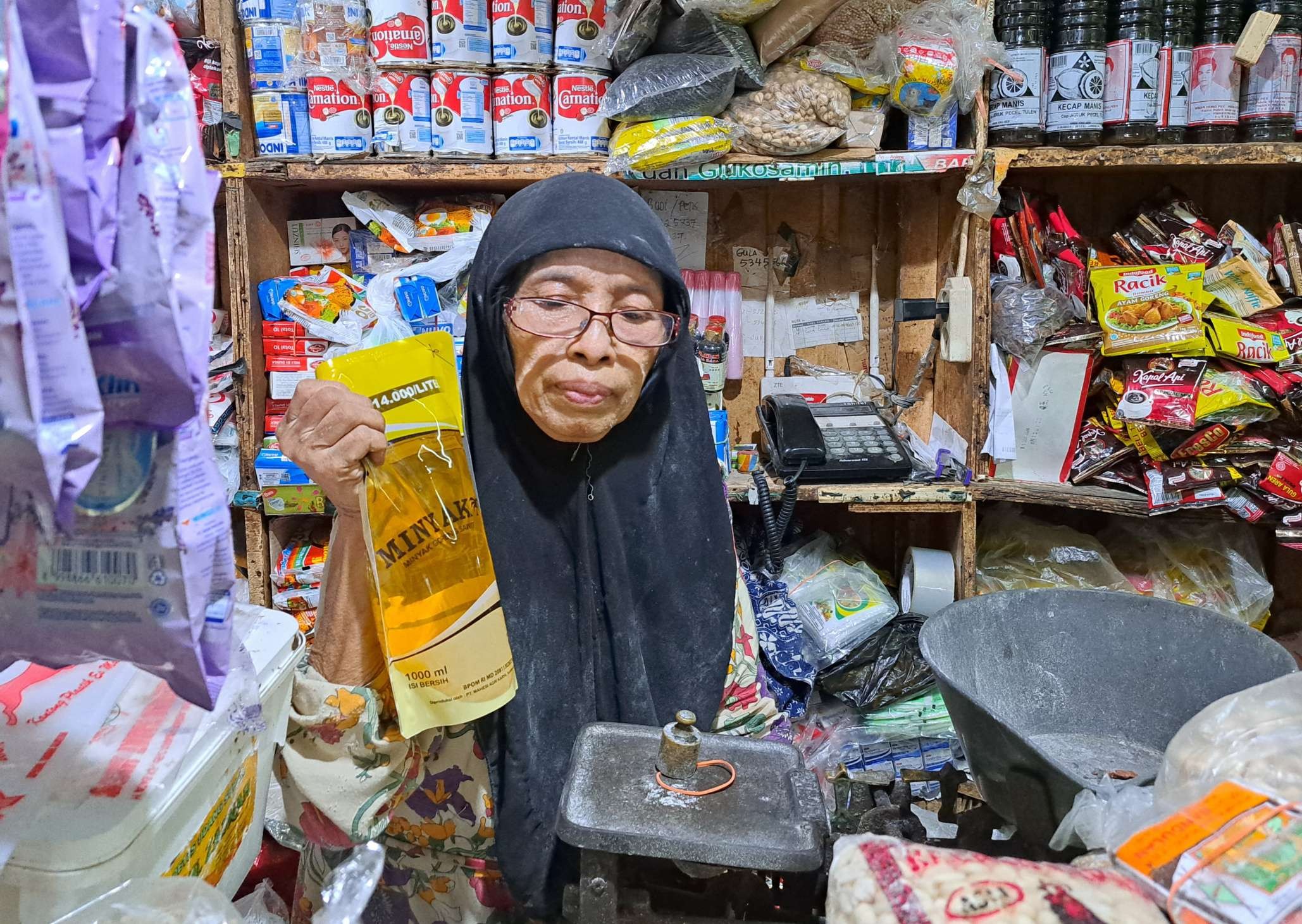 Asak, salah satu pedagang di pasar Genteng yang mengaku kesulitan gunakan aplikasi SIMIRAH. (Foto: Pita Sari/Ngopibareng.id)