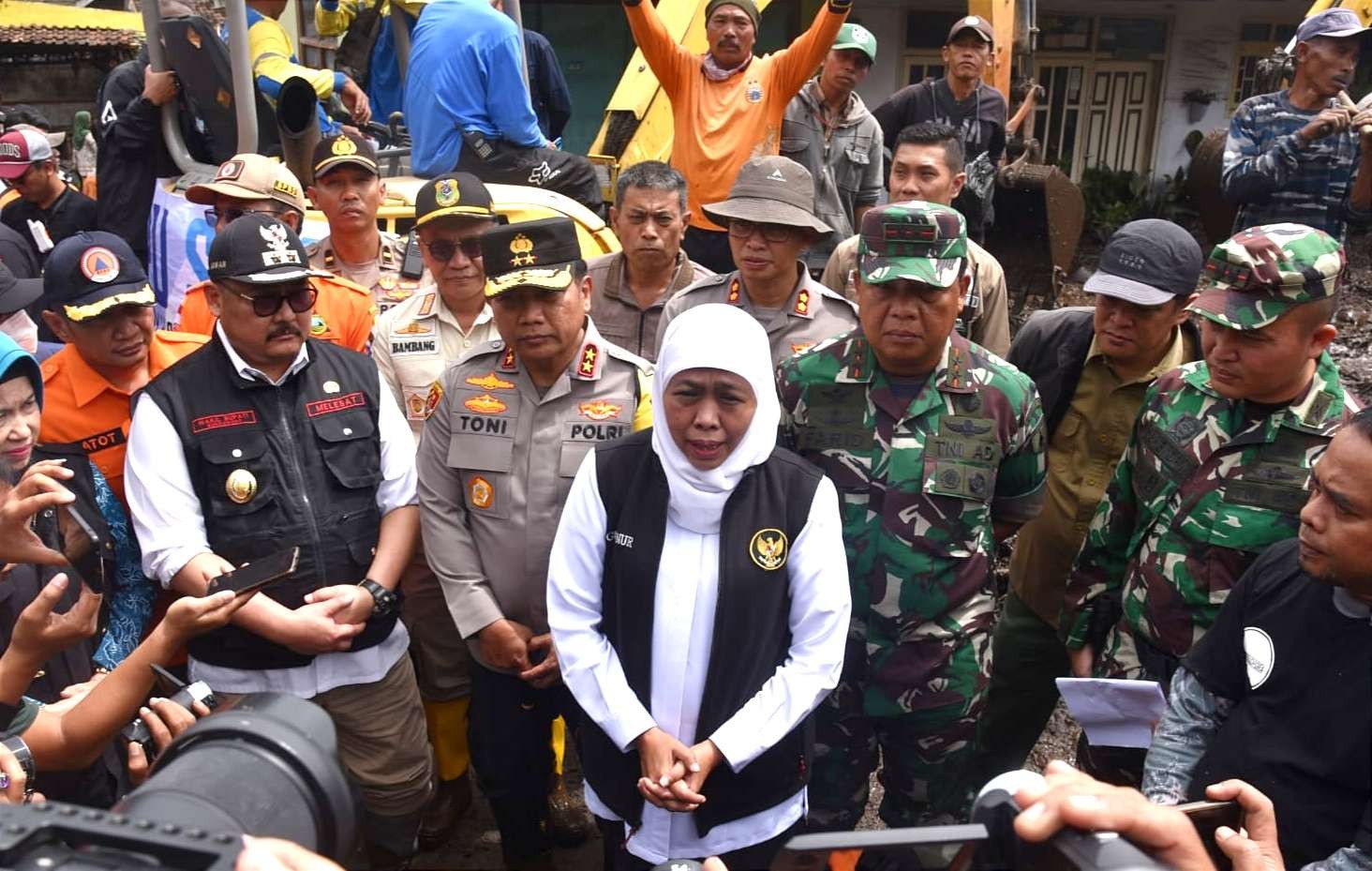 Gubernur Jatim Khofifah Indar Parawansa didampingi Pangdam Farid Makruf dan Kapolda Toni Hermanto serta Forkopimda Bondowoso di lokasi terdampak banjir bandang Ijen Sempol.(Foto: Guido/ngopibareng.id)