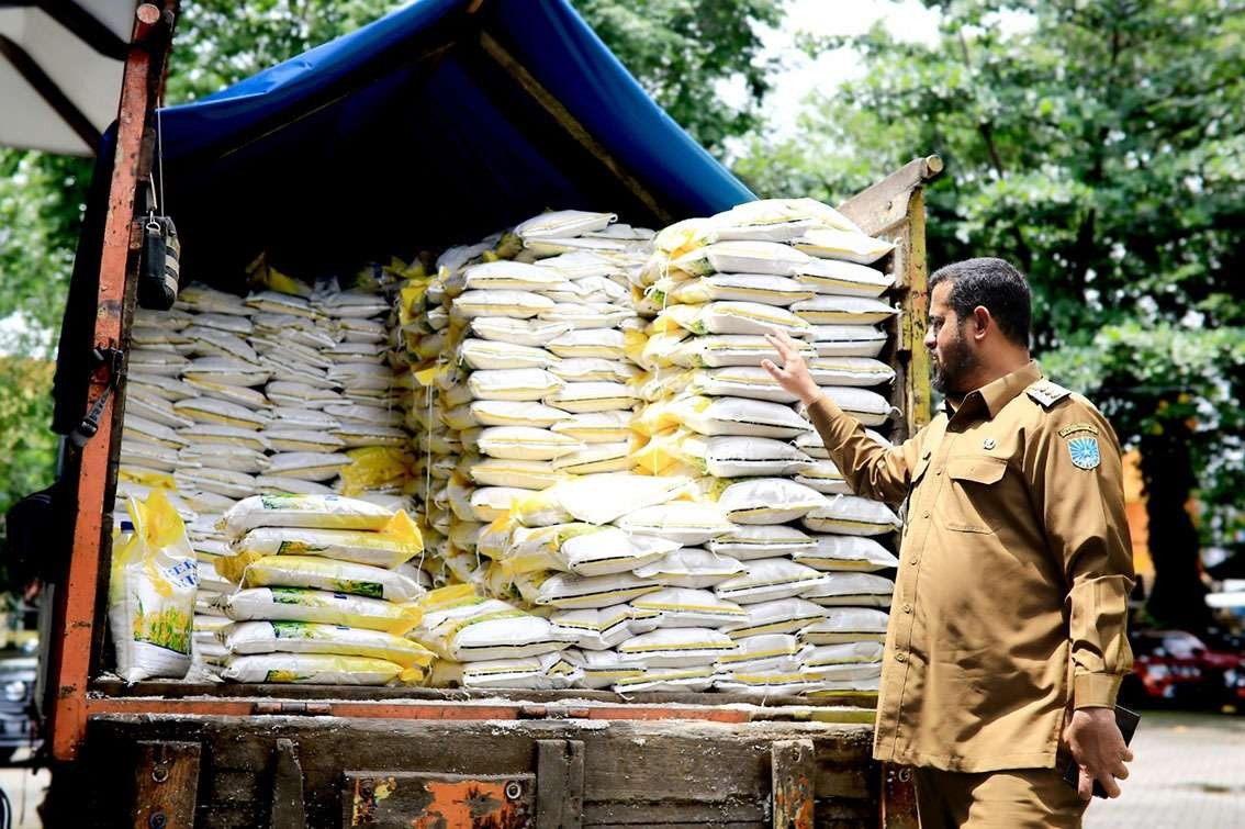 Walikota Habib Hadi Zainal Abidin saat mengecek operasi pasar (OP) beras medium di Kota Probolinggo. (Foto: Ikhsan Mahmudi/Ngopibareng.id)