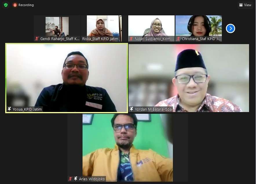 Webinar Radio and Peace: Kampanyekan Perdamaian Jelang Pemilu 2024, memperingati Hari Radio Sedunia. (Foto: KPID Jatim)