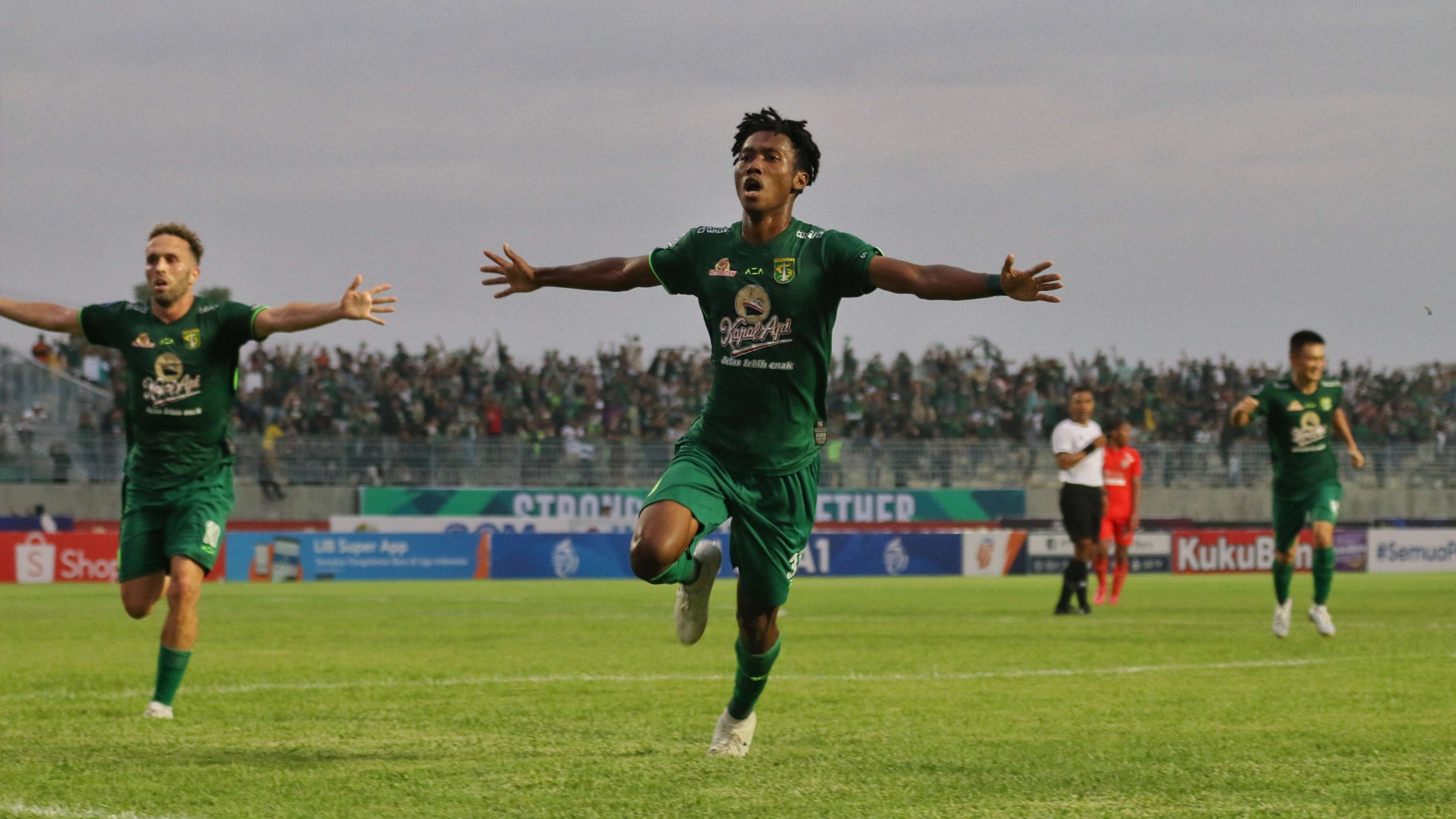 Pemain Persebaya, Alta Ballah (tengah) melakukan selebrasi usai menjebol gawang Borneo FC. (Foto: Fariz Yarbo/Ngopibareng.id)