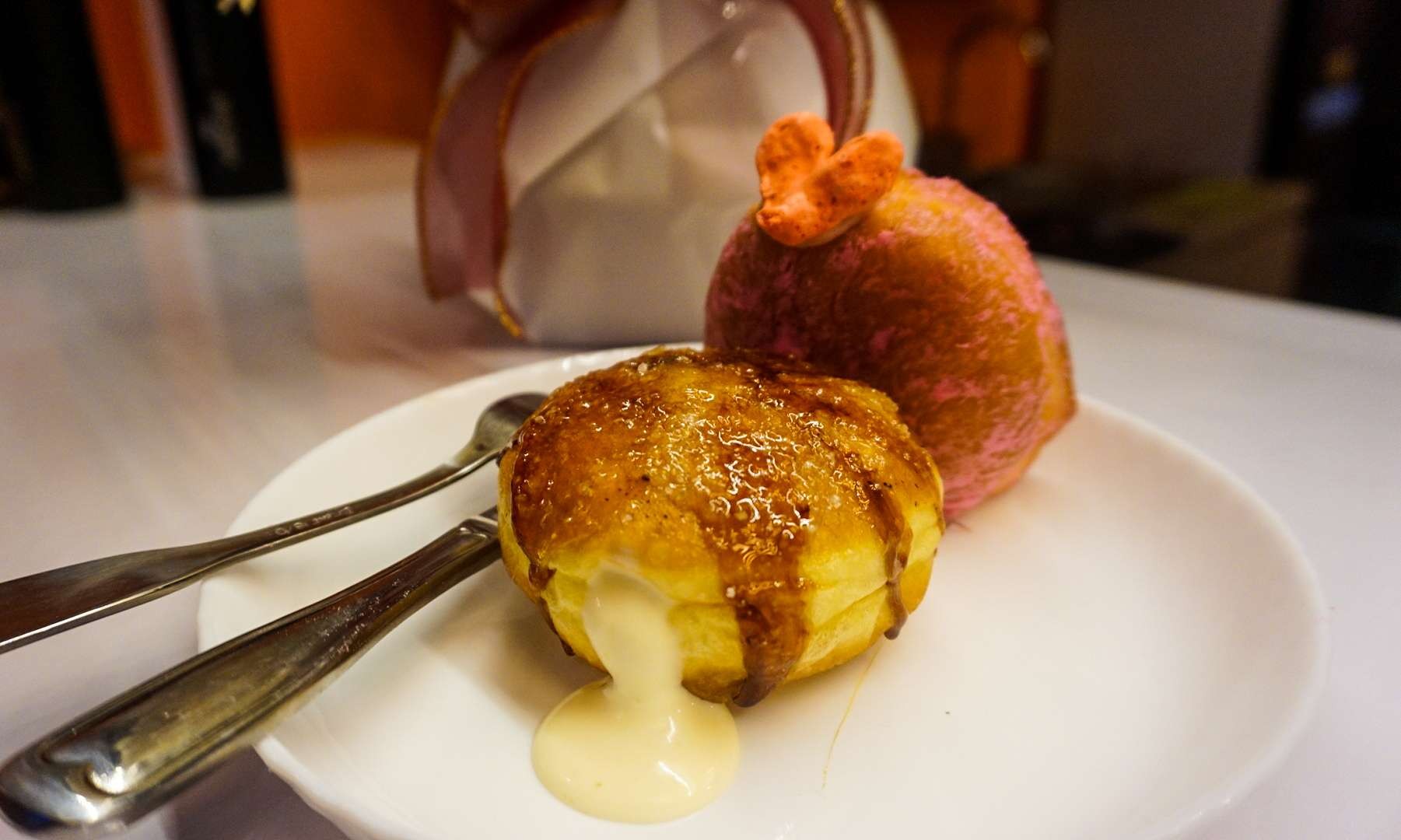 Bomboloni creme brulee dan strawberry kiss ala valentine (Foto: Aini/Ngopibareng.id)