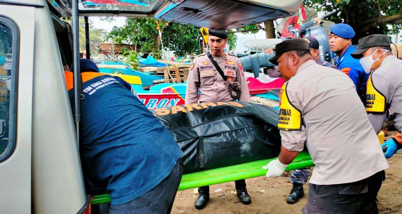 Jasad nelayan Banyuwangi yang ditemukan meninggal dievakuasi ke puskesmas (foto:istimewa)