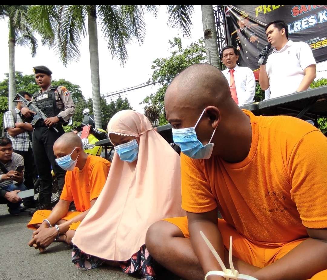 Polres Kediri Kota ringkus pasangan suami-sitri asal Nganjuk beraksi curi motor di 30 lokasi selama setahun. (Foto: Fendi Lesmana/Ngopibareng.id)