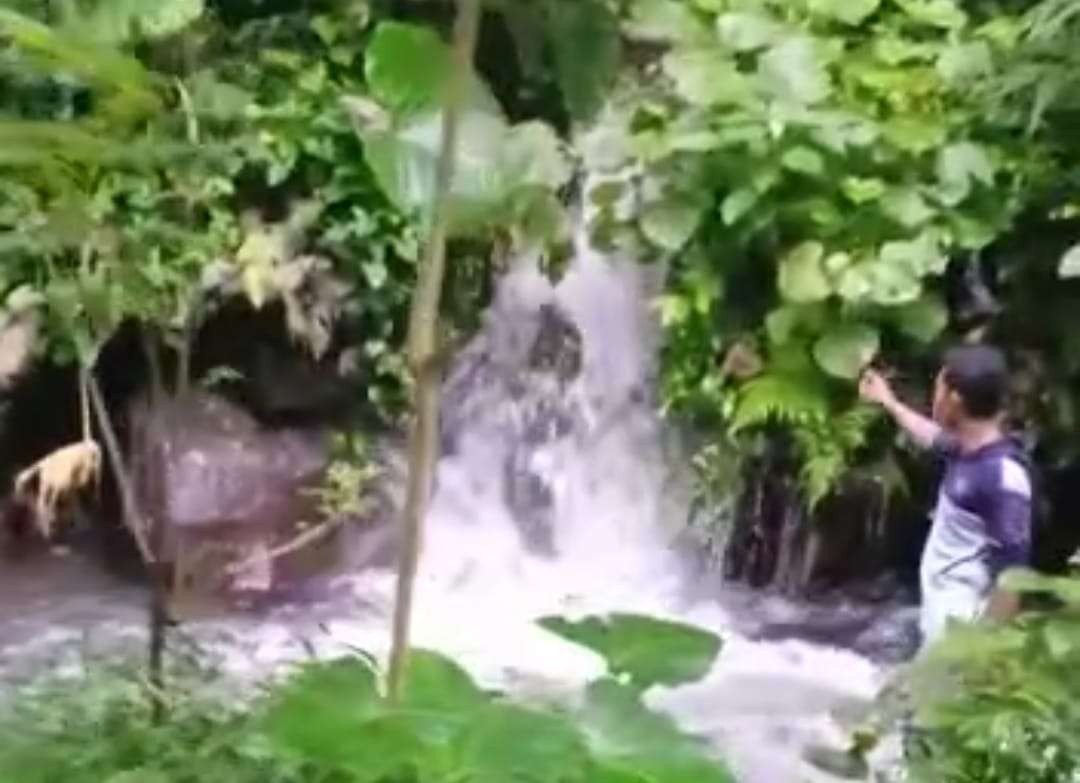 Pipa air berukuran 6 dim milik PUDAM Banyuwangi putus akibat banjir. (Foto: Istimewa)