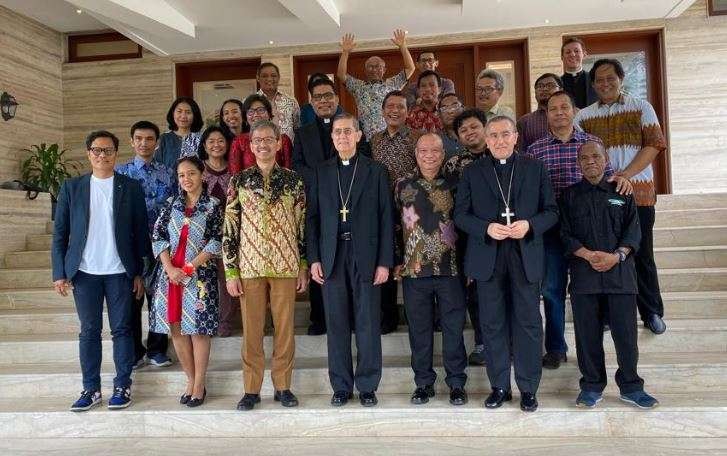 Presiden Dikasteri untuk Dialog Antaragama Takhta Suci di Vatikan, Kardinal Miguel Angel Ayuso Guixot MCCJ (kiri keempat) bersama wartawan Katolik yang tergabung dalam PWKI. (Foto: Dokumentasi PWKI)