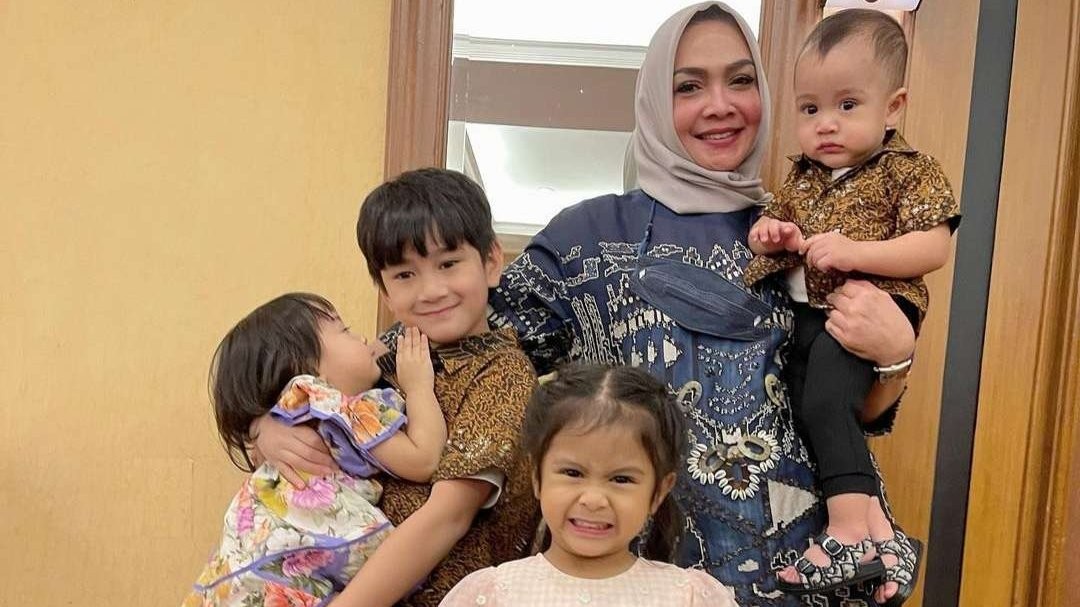 Rieta Amilia bahagia bersama empat cucunya, tiba-tiba digugat harta gono-gini oleh mantan suaminya, Gideon Tengker. (Foto: Instagram @rieta_amilia)