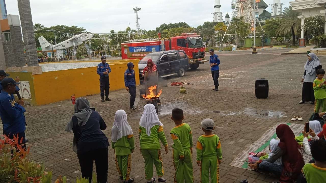 Petugas Damkar Lamongan saat mengedukasi kepada siswa TK beserta wali murid (Foto: Imron Rosidi/Ngopibareng.id)