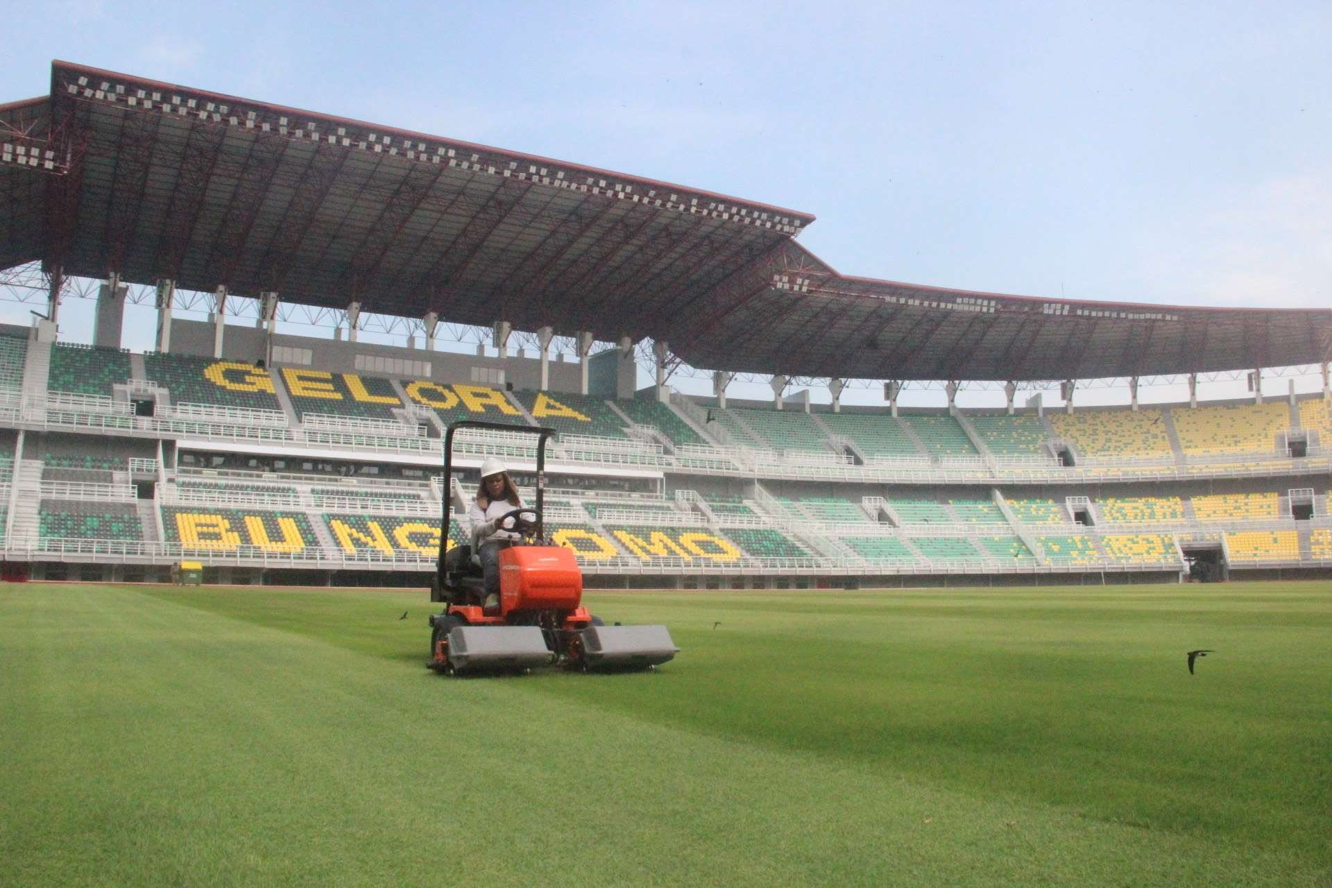 Petugas melakukan perawatan rumput di Stadion Gelora Bung Tomo, Surabaya. (Foto: Humas Pemkot Surabaya)