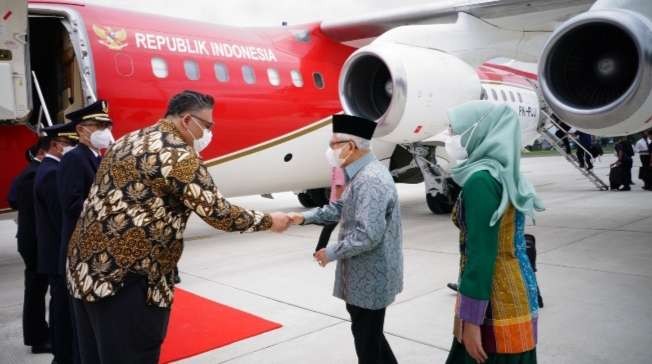 Wapres KH Ma'ruf Amin bersama ibu Hj Wury memasuki pesawat kepresidenan di Lanud Halim Perdana Kusuma yang akan menerbangkannya ke Tapanuli Tengah. (Foto: BPMI Setwapres)