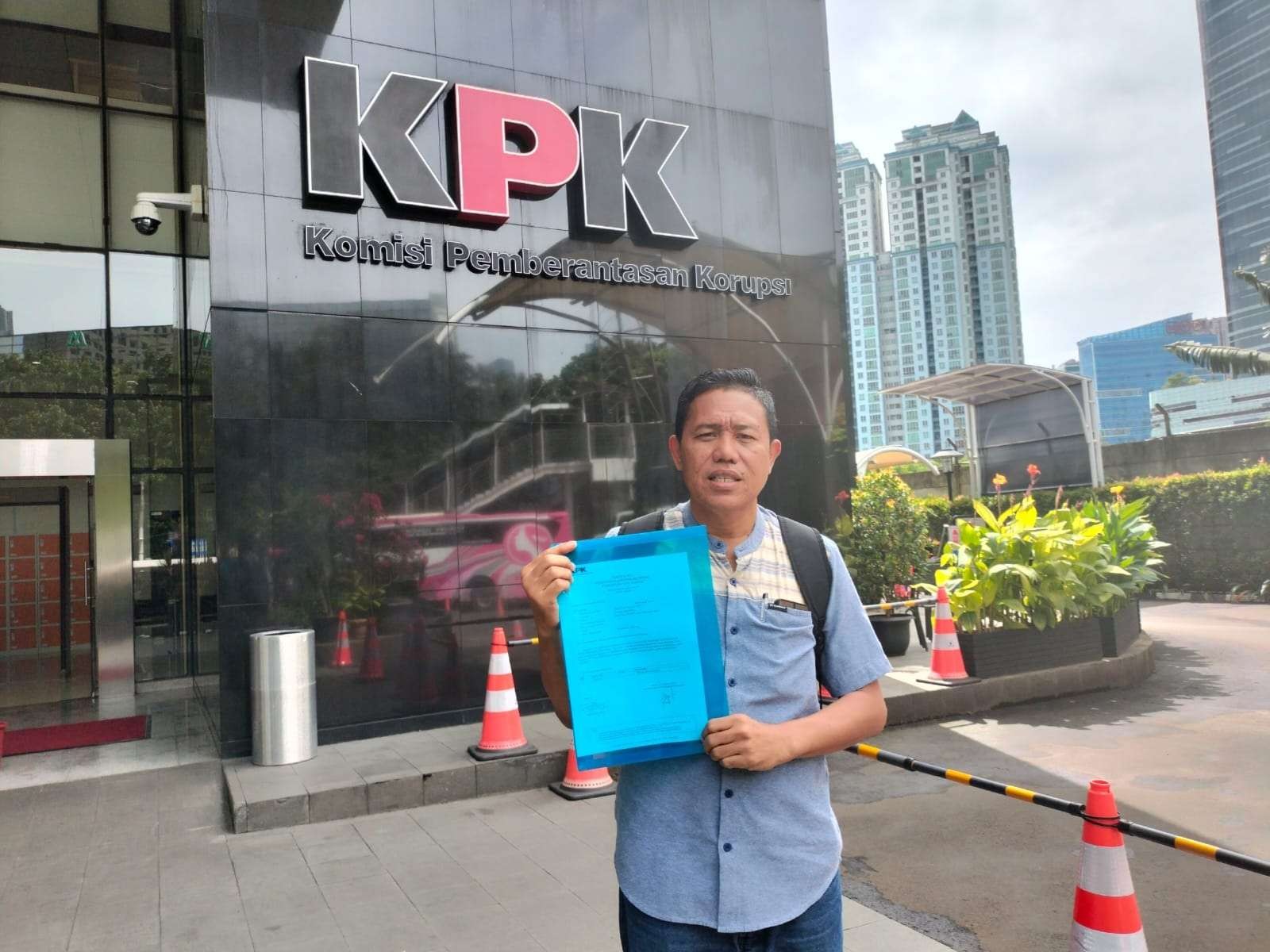 Juru bicara LSM PKN Seno Margo Utomo berada di Kantor KPK melaporkan dugaan korupsi 45 anggota DPRD Blora. (Foto: Ahmad Sampurno/Ngopibareng.id)