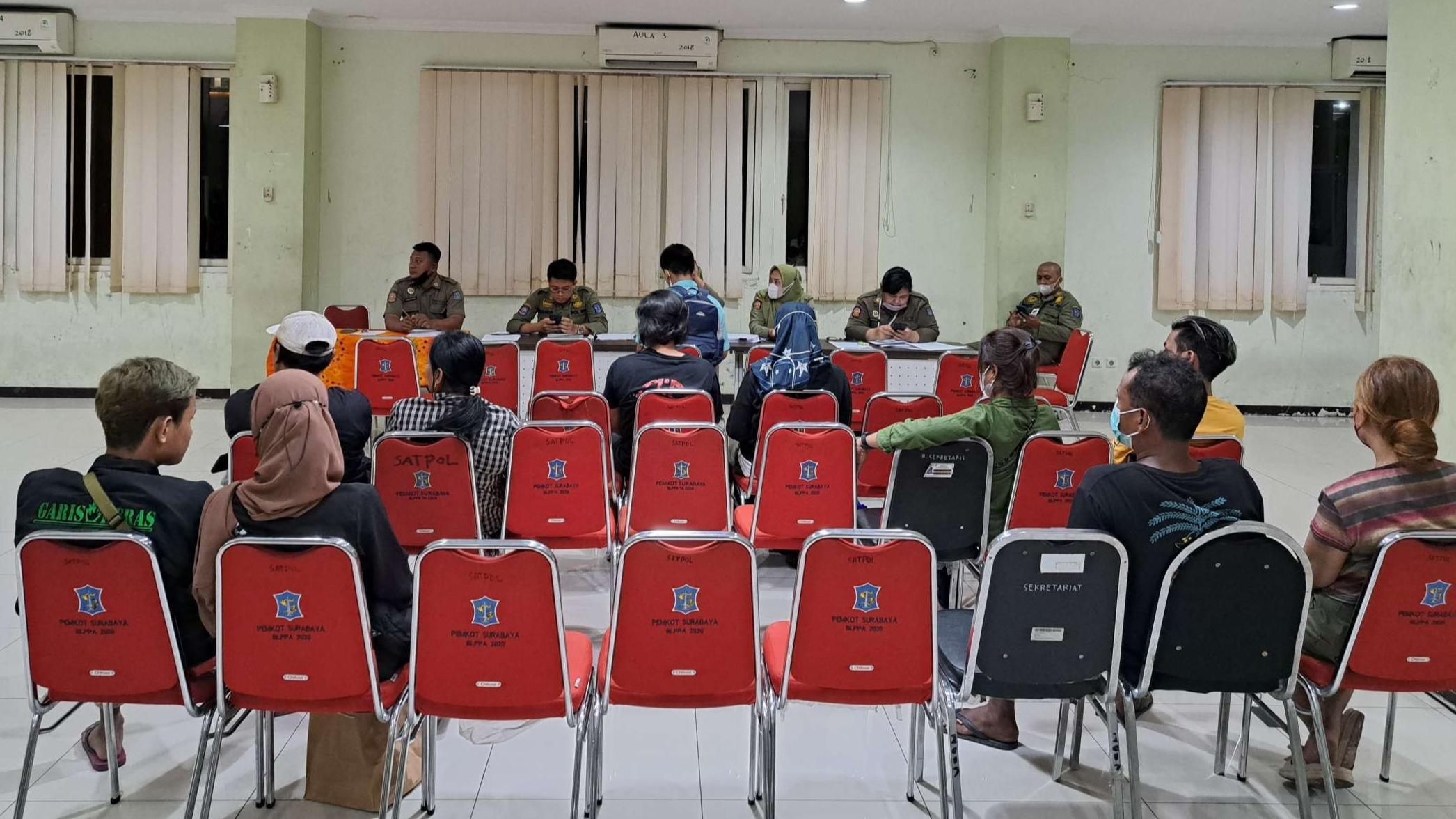 Puluhan pasangan yang terjaring razia di hotel saat Hari Valentine dibawa di Kantor Satpol PP Surabaya. (Foto: Pita Sari/Ngopibareng.id)