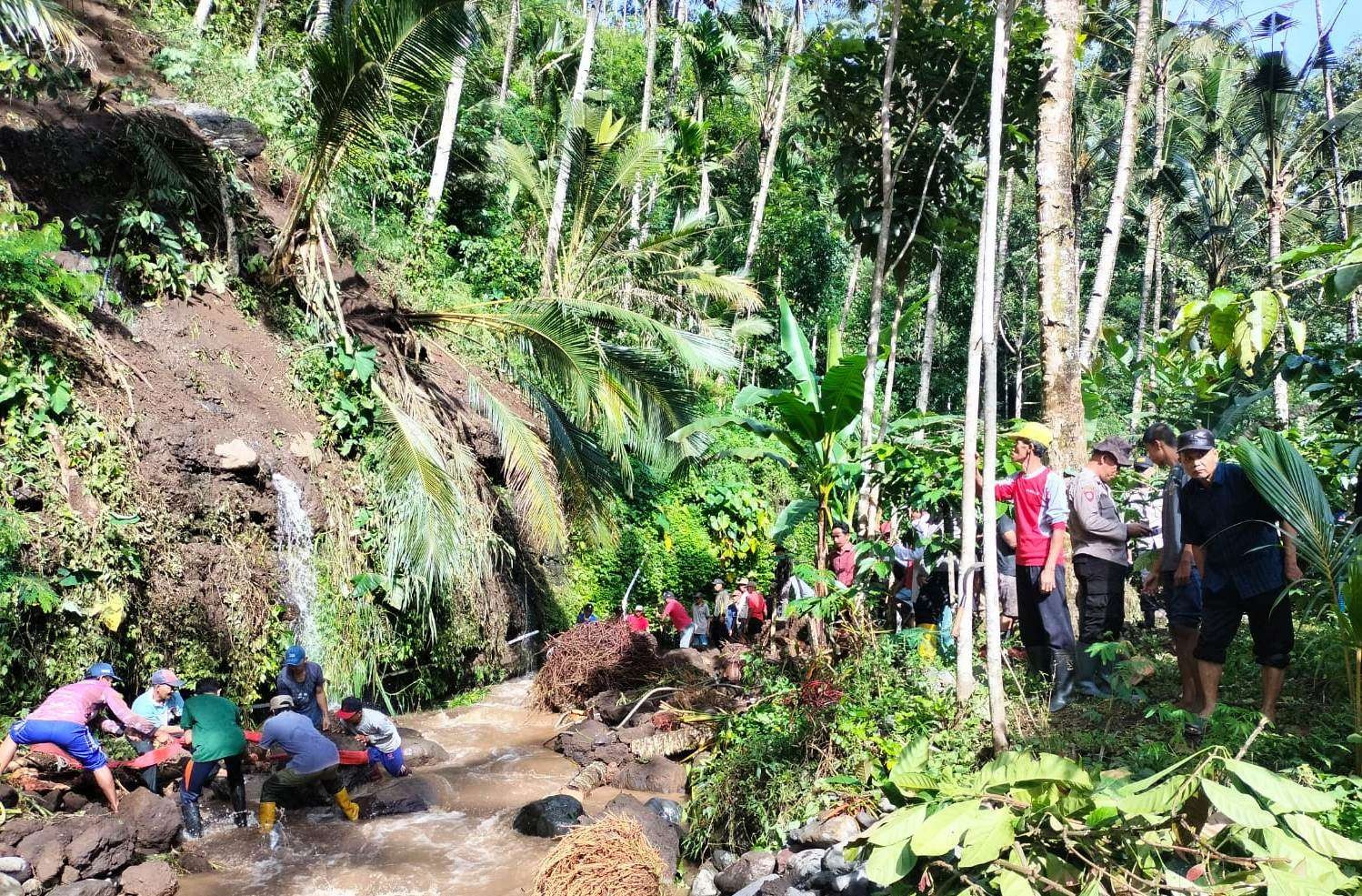 Petugas gabungan melakukan pencarian pada korban (Foto: Istimewa)