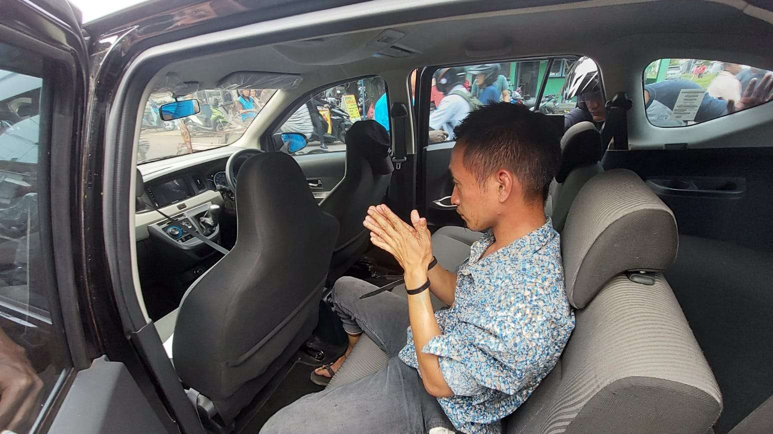 Tri Setiawan, 29 tahun, warga Kecamatan Mayangan, Kota Probolinggo dibawa ke Mapolresta usai digebuki warga karena mencuri BH dan CD. (Foto: Ikhsan Mahmudi/Ngopibareng.id)