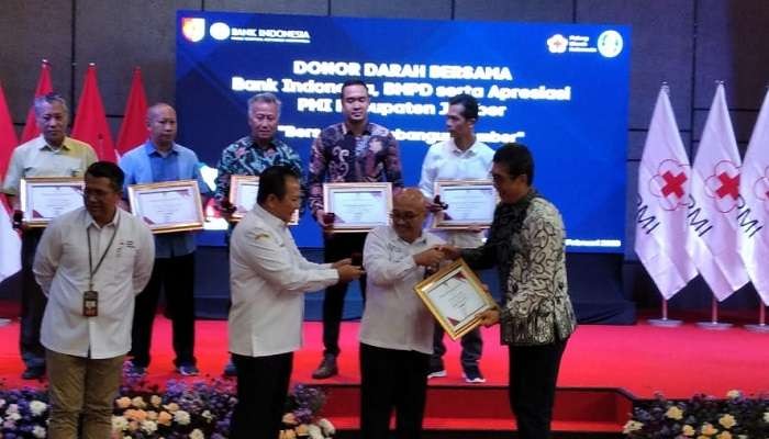 Bupati Jember Hendy Siswanto saat memberikan penghargaan kepada mitra PMI Jember (Foto: Dok PMI Jember)