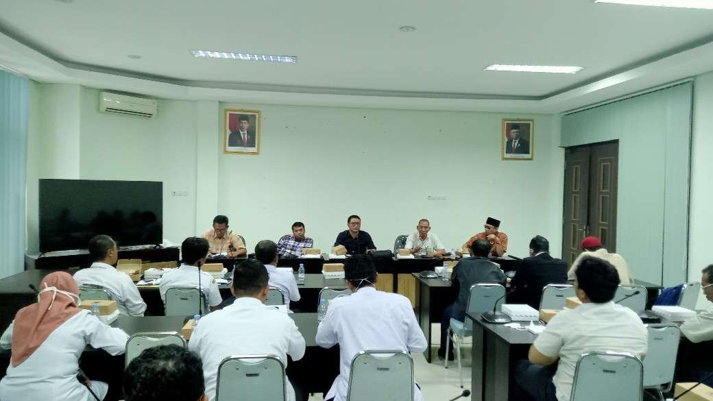 Dinas PUPR-PRKP Tuban dan sejumlah kontraktor menghadiri panggilan Komisi I DPRD Tuban. (Foto: Khoirul Huda/Ngopibareng.id)