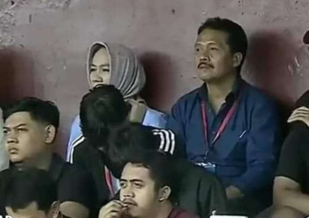 Nonton Laga Persik vs Bali United, nama Jaya Hartono mencuat di media sosial saat berada di Stadion Brawijaya, Kediri. (Foto: Tangkapan layar Indosiar)