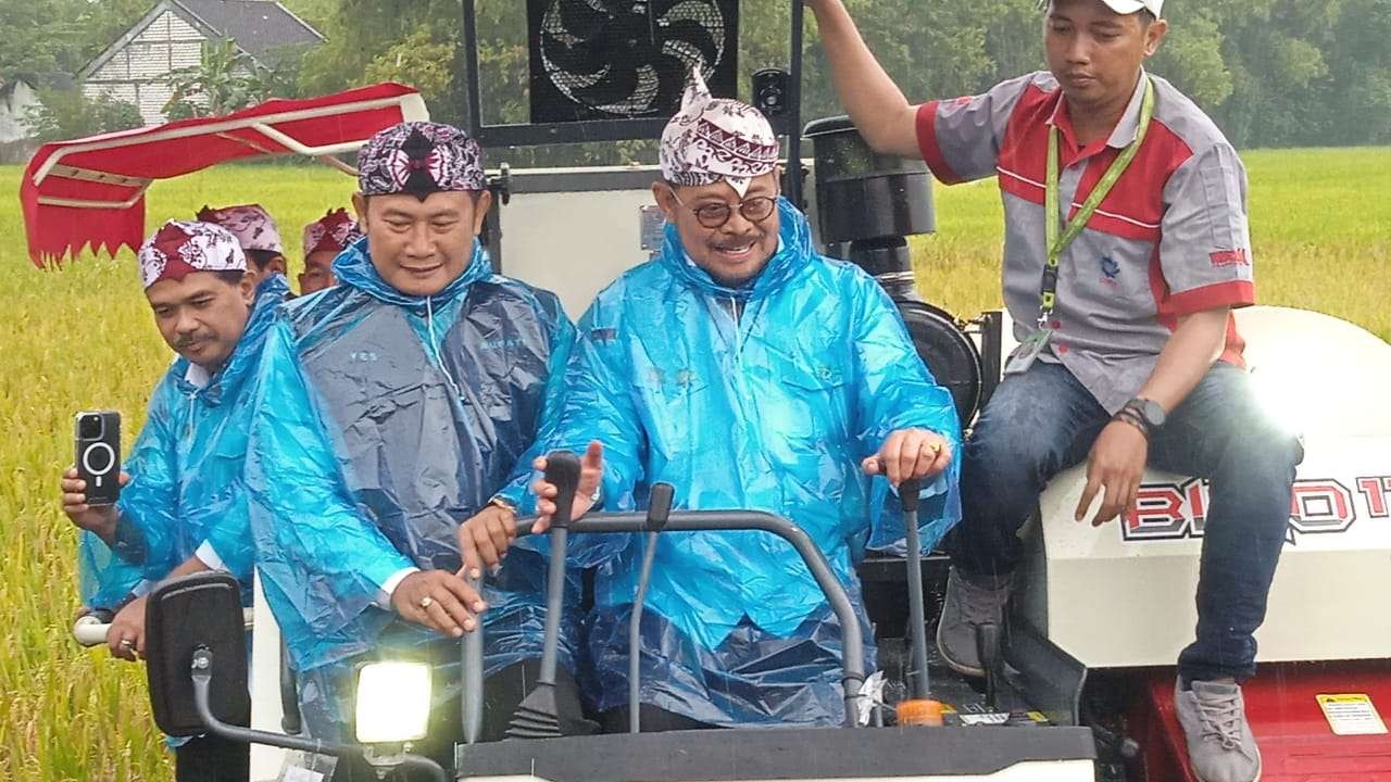 Menteri Pertanian RI, Syahrul Yasin Limpo didampingi Bupati Yuhronur Efendi saat melakukan panen raya padi di Desa Sumberaji, Kecamatan Sukodadi, Lamongan. (Foto: Imron Rosidi/Ngopibareng.id)