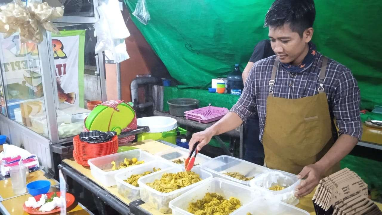 Nasi Babat Cak Pur Lamongan yang digemari warga Lamongan. (Foto: Imron Rosidi/Ngopoibareng.id)