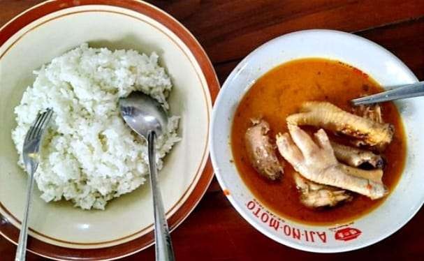 Nasi Ceker Pedas Bu Ning Bondowoso, kuliner sederhana nikmatnya bikin ketagihan penikmatnya. (foto: ngopibareng.id)