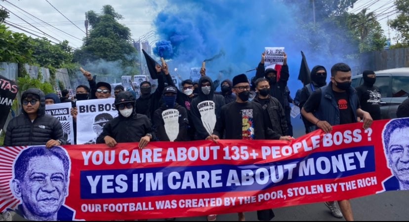 Demonstrasi kelompok suporter dari Aliansi Arek Malang Bersikan di Kantor Arema FC (Foto: Lalu Theo/Ngopibareng.id)