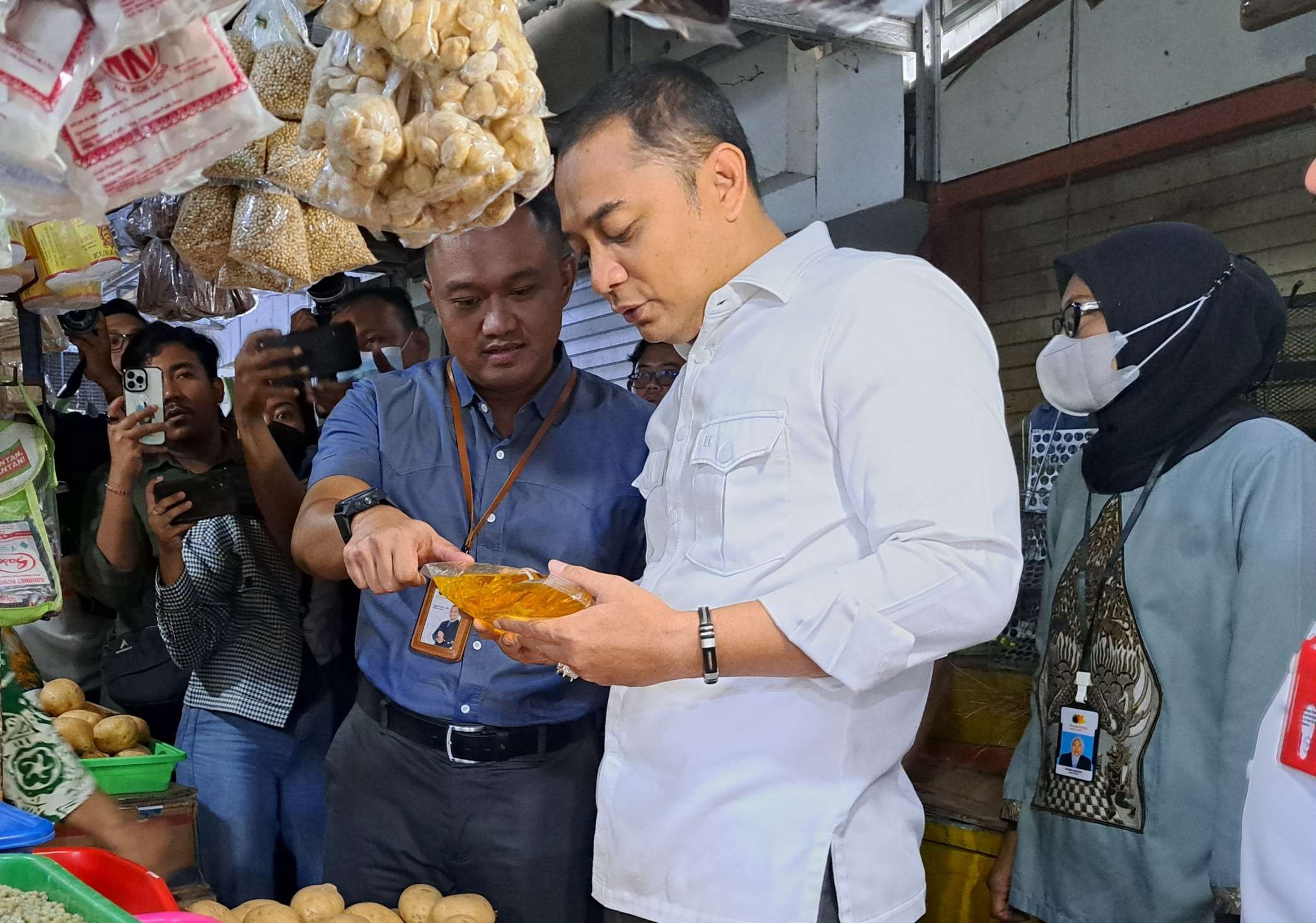 Dirut PD Pasar, Agus Priyo saat mendampingi Eri Cahyadi sidak Pasar Pucang. (Foto: Pita Sari/Ngopibareng.id)