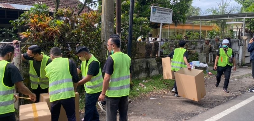 Proses pengosongan rumah dinas milik Pemprov Jatim di Kota Malang (Foto: Lalu Theo/Ngopibareng.id)