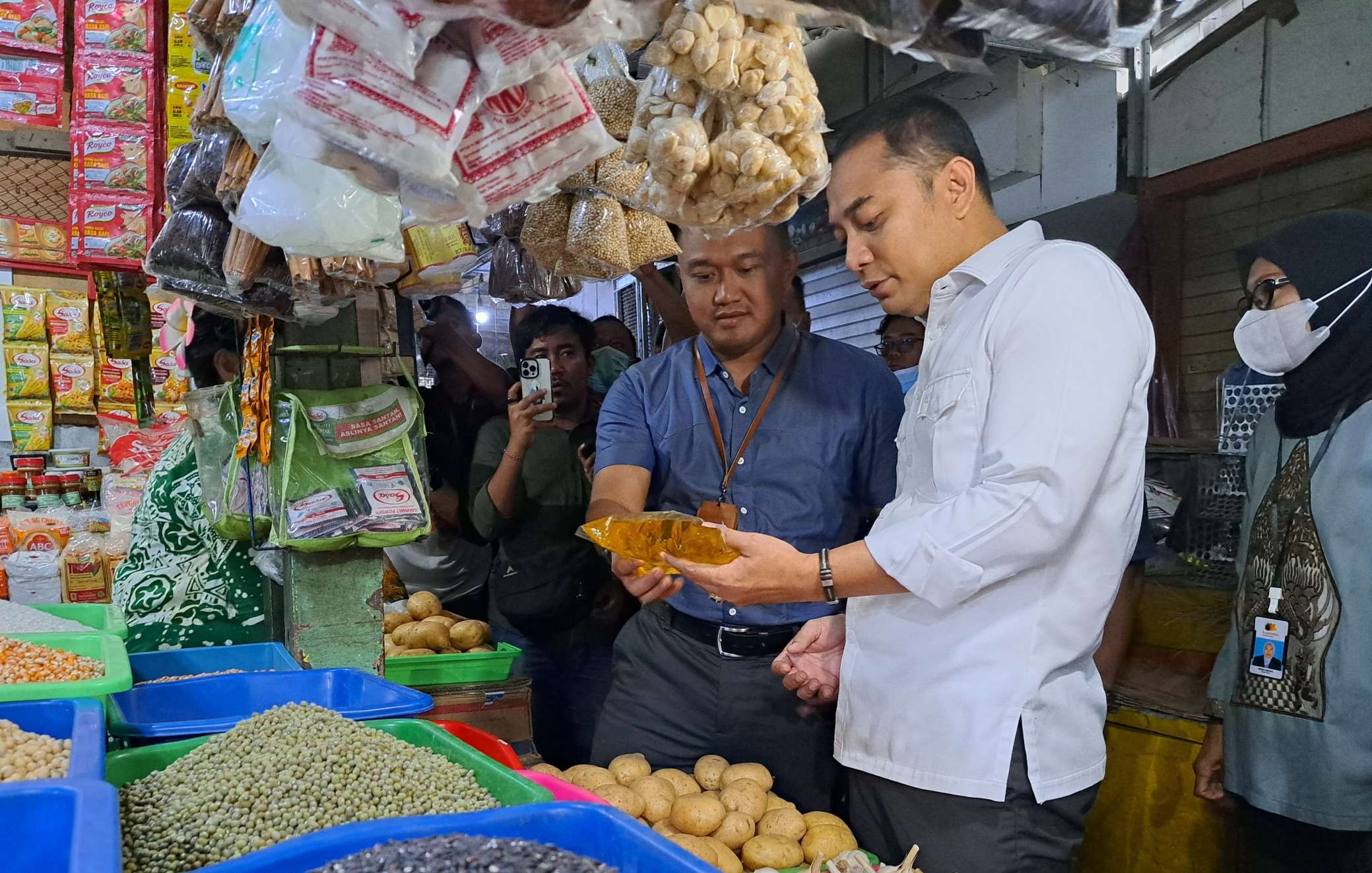 Walikota Surabaya, Eri Cahyadi saat melakukan sidak Minyakita di Pasar Pucang Surabaya. (Foto: Pita Sari/Ngopibareng.id)