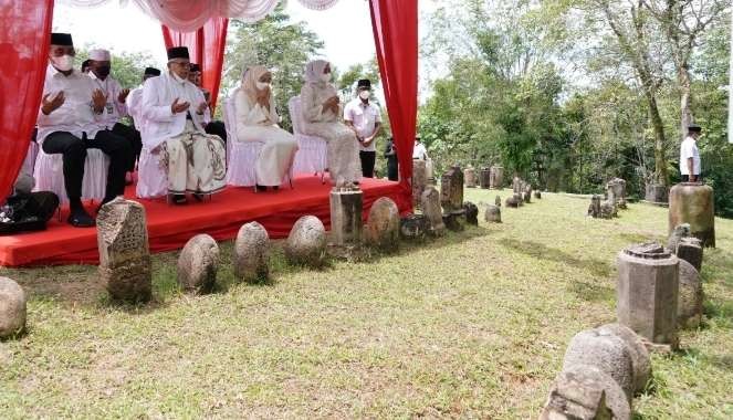 Wapres bersama Ibu Hj Wury sedang berdoa di makam Islam tua di Barus. (Foto: BPMI Setwapres)