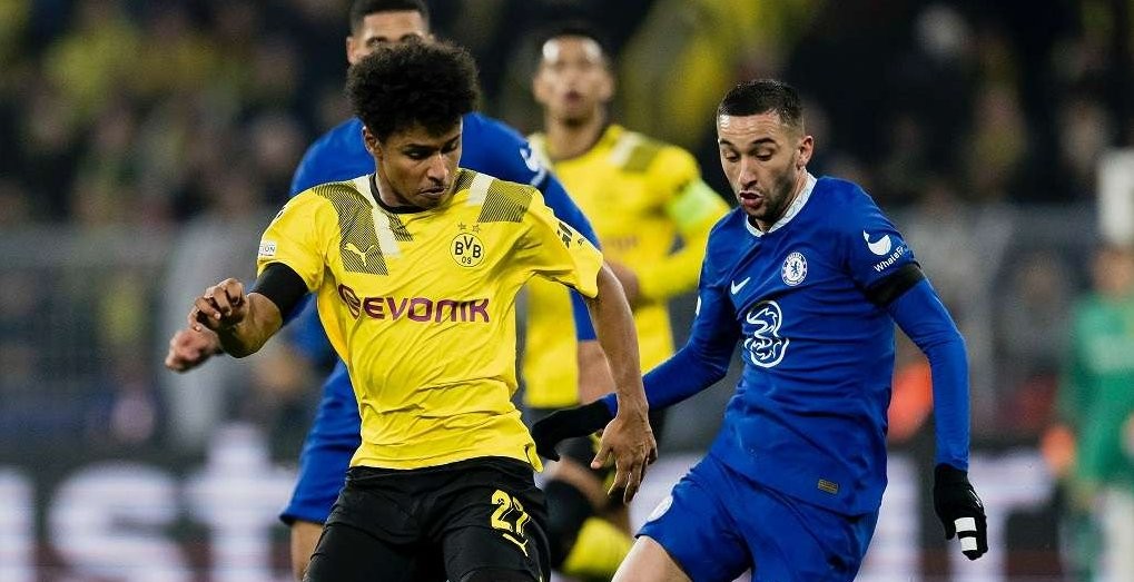 Borussia Dortmund berhasil menaklukkan Chelsea 1-0 dalam leg pertama babak 16 besar Liga Champions lewat gol tunggal Karim Adeyemi (kiri), (Foto: Twitter/@BVB)