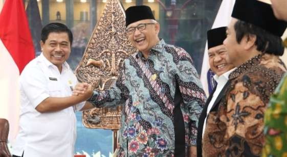 Sekretaris Jenderal Kementerian Dalam Negeri (Kemendagri) Suhajar Diantoro bersama Ketua Umum LDII KH Chriswanto Santoso. (Foto: Dokumentasi LDII)