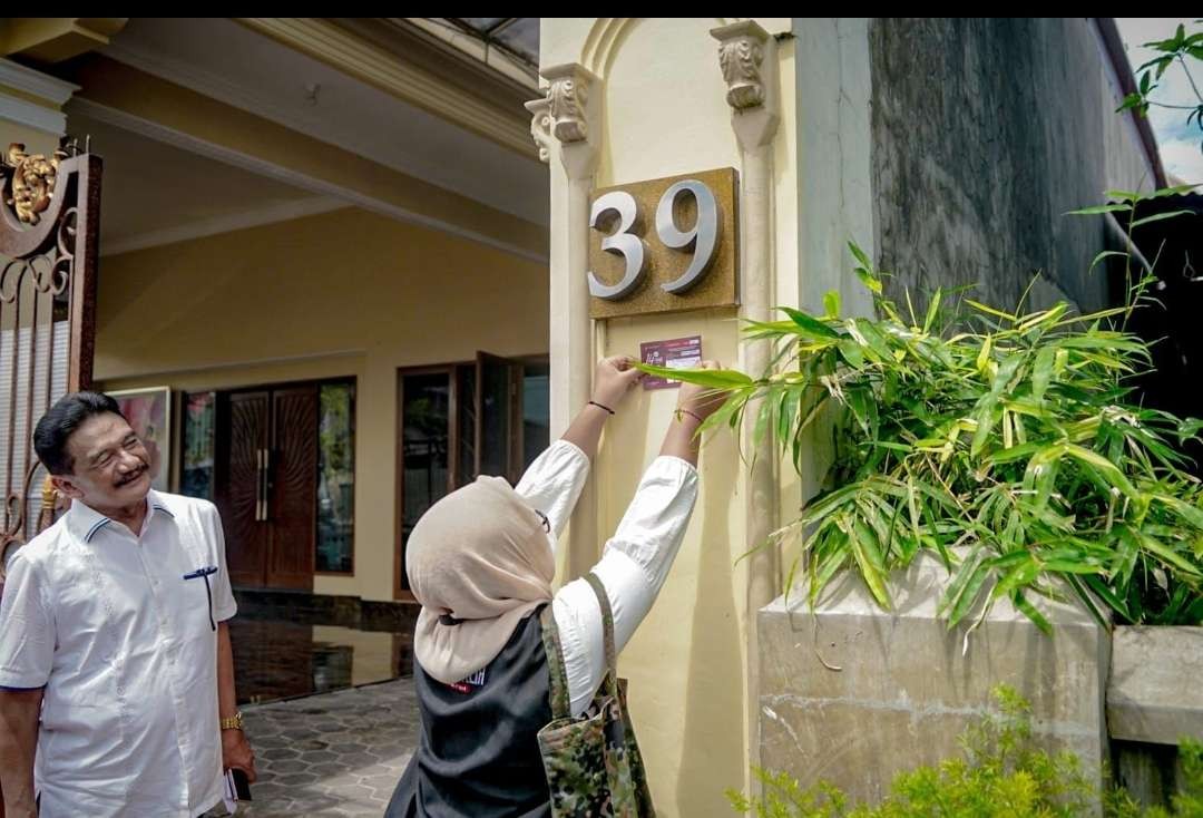 Petugas KPU Kota Kediri mendatangi rumah Ketua DPRD setempat, Gus Sunoto Imam Mahmudi. (Foto: Dokumentasi Pemkot Kediri)