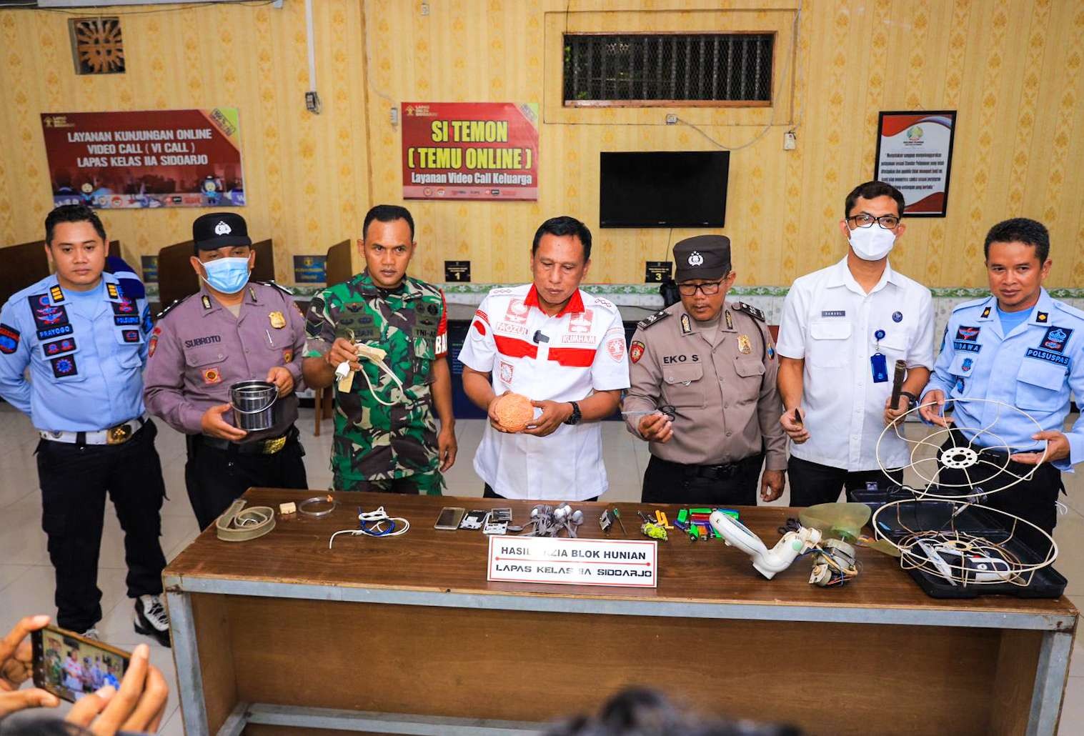 Hasil Penggeledahan Lapas Sidoarjo (foto : Aini/Ngopibareng.id)