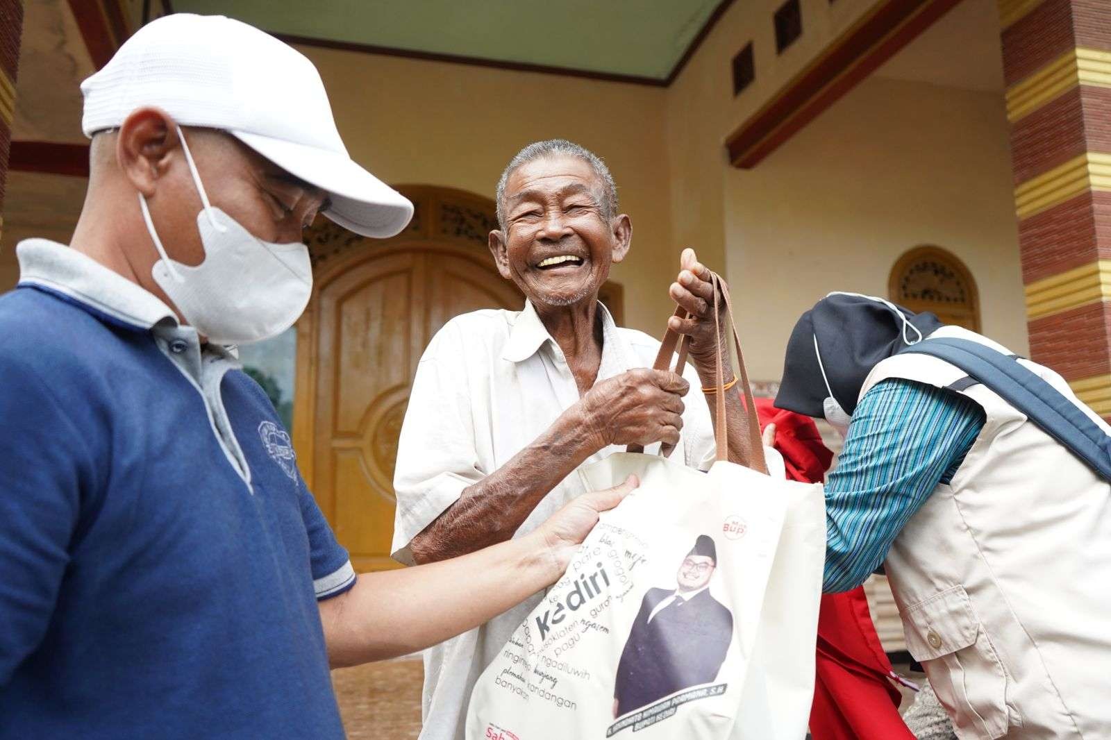 Perekaman KTP elektronik bagi warga penyandang disabilitas mental yang dilakukan petugas Dispendukcapil Kabupaten Kediri di Desa Banyuanyar, Kecamatan Gurah. (Foto: Kominfo Kabupaten Kediri)