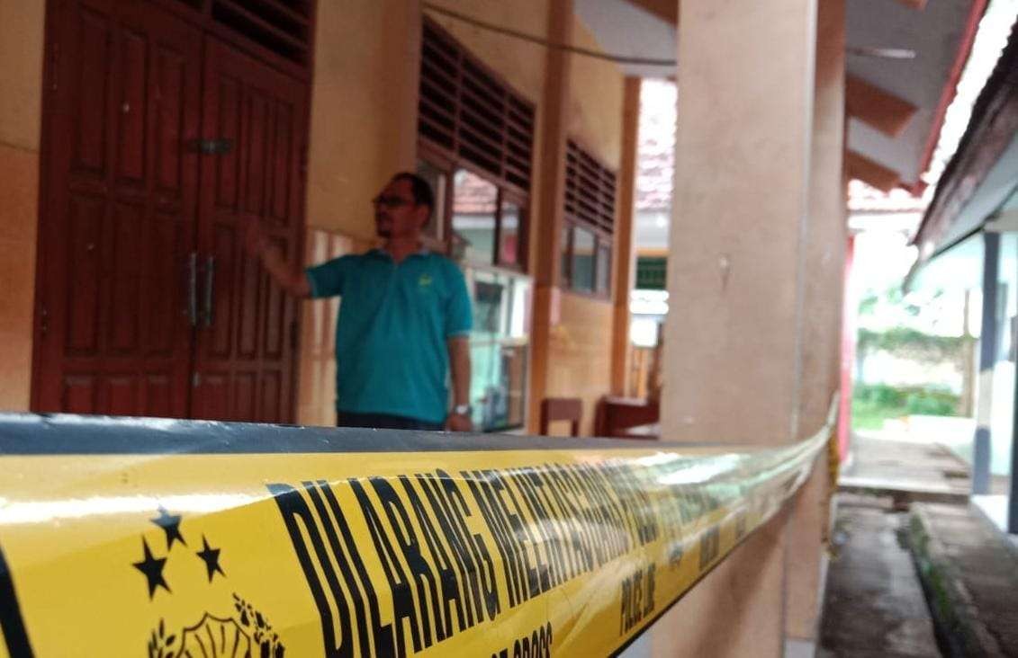 Ruang laboratorium SMKN Kotaanyar, Kabupaten Probolinggo yang dibobol pencuri ditempeli garis polisi. (Foto: Ikhsan Mahmudi/Ngopibareng.id)